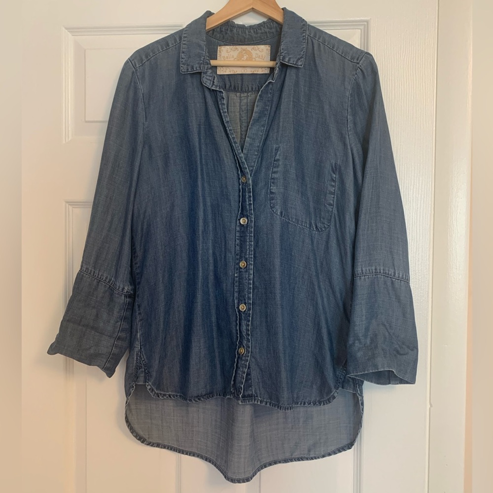 Bella Dahl blue chambray denim hidden pocket top, size small